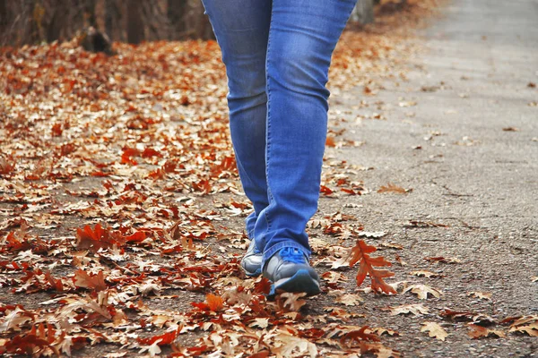 Junge Frau läuft im Herbstpark aus nächster Nähe — Stockfoto