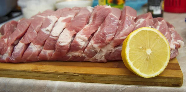 Daging babi irisan disiapkan untuk memasak steak — Stok Foto