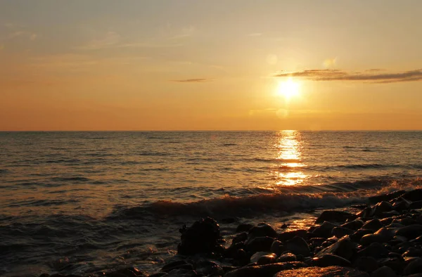 Puesta de sol subtropical sobre el mar. Tha orilla del mar Negro — Foto de Stock