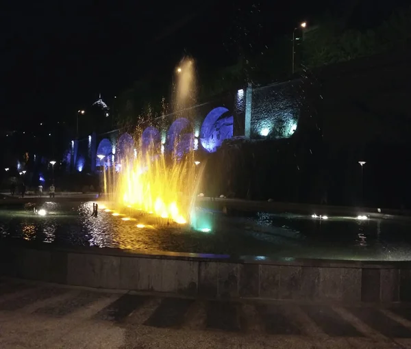 Zpívající fontána na Rike Square Tbilisi v noci, Georgia Republ — Stock fotografie