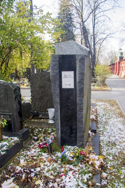 Grave of Julian Semenov on Novodevichie cemetery, soviet writer — Stock Photo, Image
