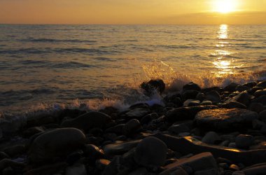 Denizlerin ve dalgaların üzerinde tropikal bir günbatımı. Karadeniz kıyısı.
