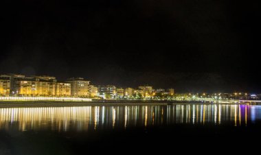 Antalya Konyalti Türkiye 'deki gece kasaba sınırı ve gece vakti nehir yansıması