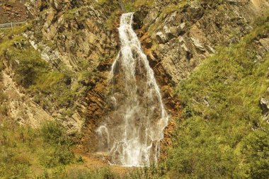 Rusya Federasyonu 'nun güneyindeki Kuzey Kafkasya' daki bir kafkas dağlarının arasından çağlayan şelale.