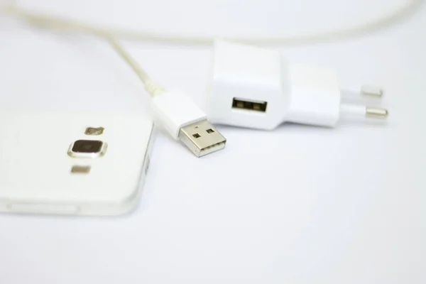 Moderno Teléfono Inteligente Blanco Carga Del Teléfono Con Cable Alimentación —  Fotos de Stock