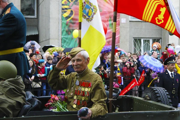 勝利の日の70周年記念 ピャティゴルスクロシアのお祝い 5月09 2015 自動車で移動戦争の退役軍人 — ストック写真