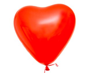 Sevgililer Günü büyük kırmızı kalp şeklinde balon ve beyaz arka planda izole edilmiş kurdele.