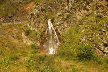 Rusya Federasyonu 'nun güneyindeki Kuzey Kafkasya' daki bir kafkas dağlarının arasından çağlayan şelale.