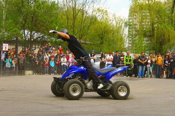 Moto Δωρεάν Πιλοτικό Στυλ Του Quad Bike Την Πλατεία Pyatiγκόρσκ — Φωτογραφία Αρχείου