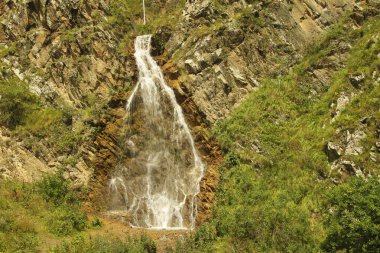 Rusya Federasyonu 'nun güneyindeki Kuzey Kafkasya' daki bir kafkas dağlarının arasından çağlayan şelale.