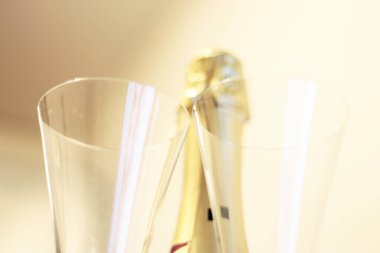 Yalnız içmeden önce bir şişe şampanya ve bir çift bardak.