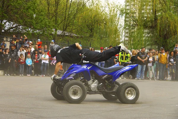 摩托车自由风格的飞行员四轮特技在广场上 皮亚季戈尔斯克俄罗斯开幕摩托赛季2015年5月1日 — 图库照片