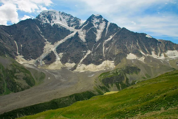 Lago Multicolorido Donzur Orun Kyol Entre Montanhas Nevadas Norte Cáucaso — Fotografia de Stock