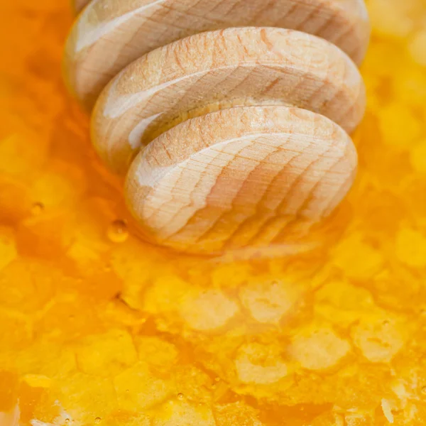 Dřevěné honey klacek na plástve zblízka — Stock fotografie