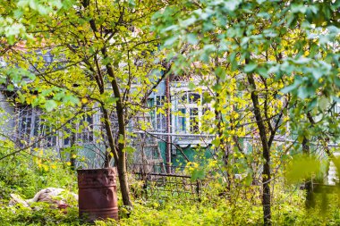 Arka Bahçe ve görünümü sonbahar akşam eski yazlık