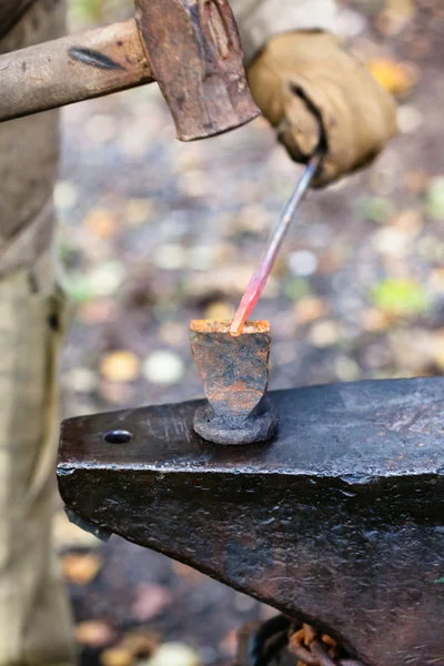 Herrero cortado varilla con martillo y cincel —  Fotos de Stock