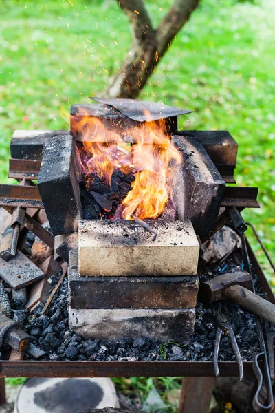 Varilla de acero se calienta en horno de forja rural —  Fotos de Stock