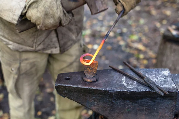 Il fabbro ritaglia una fibbia con martello e scalpello — Foto Stock