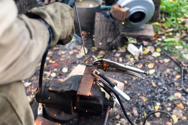 Soldador solda anel de ferro por ponto de soldagem elétrica — Fotografia de Stock