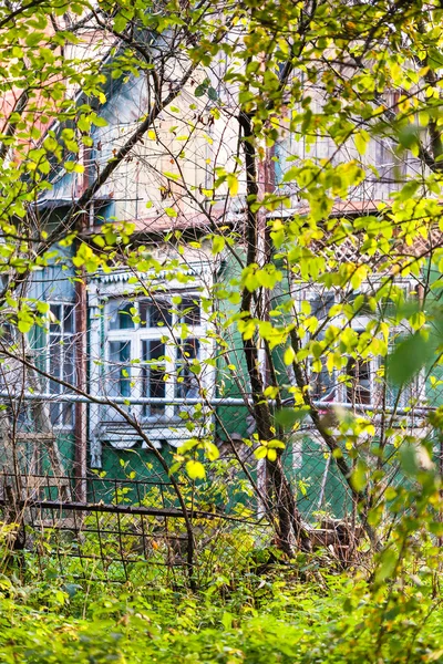 Achtertuin en uitzicht op de oude landelijk gelegen vakantiehuis — Stockfoto