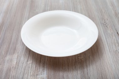 gri kahverengi tahta üzerinde beyaz derin plaka