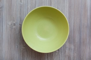 Yeşil kase görünümünü gri kahverengi tablo yukarıda