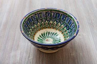 gri kahverengi tahta üzerinde geleneksel Orta Asya kase