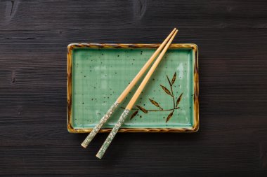 yemek çubukları ile kare plaka üstten görünüm brown hakkında