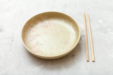 Sarı plaka ve chopsticks Beton üzerinde