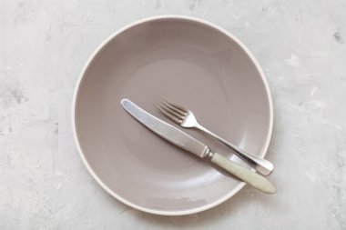 çatal bıçak takımı ile gri plaka üstten görünüm Beton üzerinde