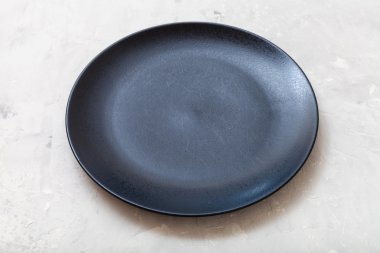 gri beton yüzeyinde siyah plaka