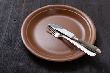 kahverengi plaka ile paralel bıçak, kaşık kara günü