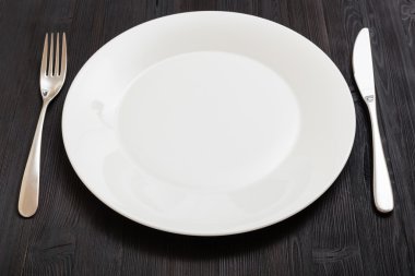 bıçak, kaşık koyu kahverengi tablo ile beyaz tabak
