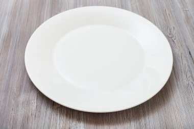 Beyaz plaka gri kahverengi masa üzerinde
