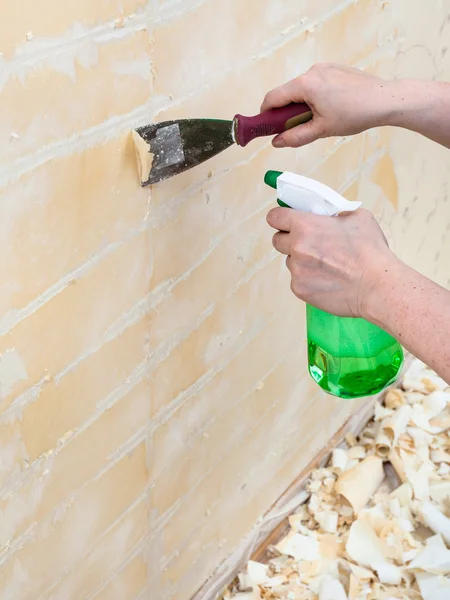 Verwijderen van natte oude behang met metalen spatel — Stockfoto