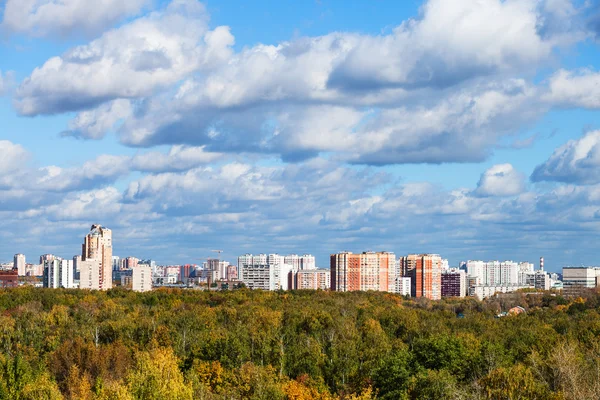 Осенний пейзаж с лесом и городом в солнечный день — стоковое фото