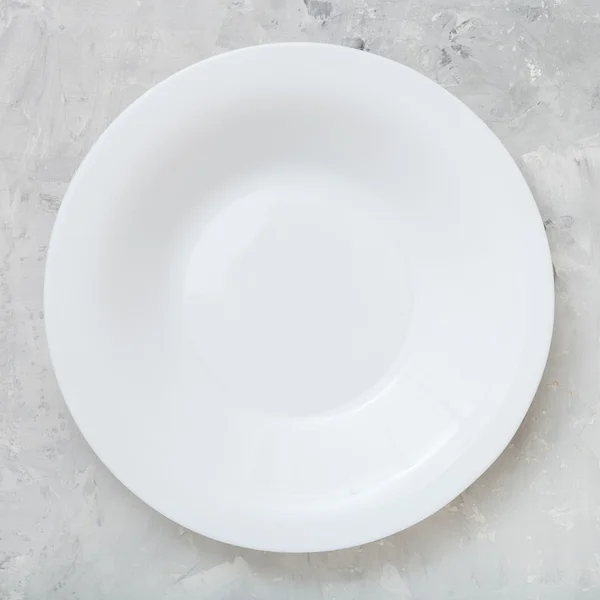 Fenti kilátás fehér mély tányér konkrét táblán — Stock Fotó