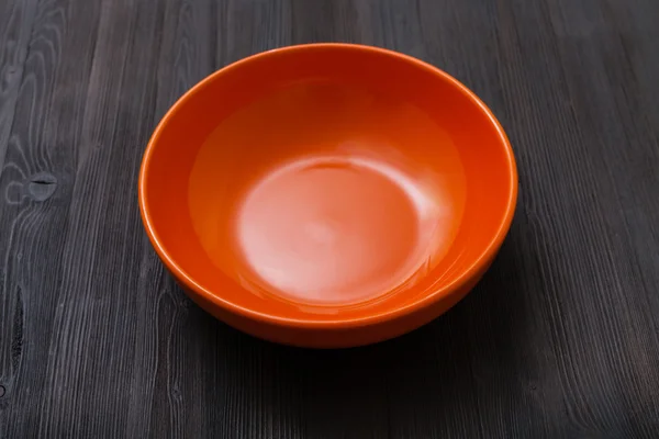 Orange bowl-sötét barna táblán — Stock Fotó