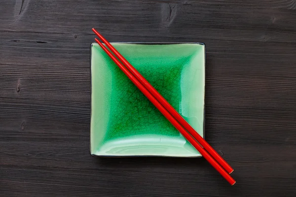 Felülnézete a barna zöld csészealj pálcika — Stock Fotó