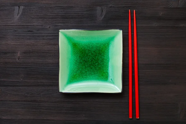 Csészealj nézet zöld és barna a pálcika felett — Stock Fotó
