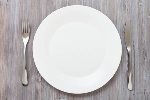 Gri beyaz tabak, bıçak, kaşık Üstten Görünüm — Stok fotoğraf