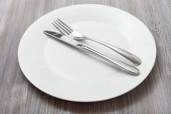 Paralel bıçak, kaşık gri ile beyaz tabak — Stok fotoğraf