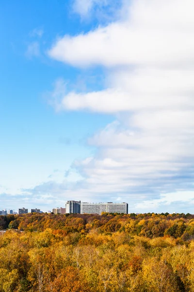 Wolkenfront am Himmel über gelbem Wald und Stadt — Stockfoto