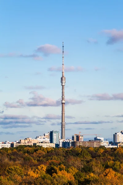 Ostankinskaya torre tv in città nella soleggiata giornata autunnale — Foto Stock