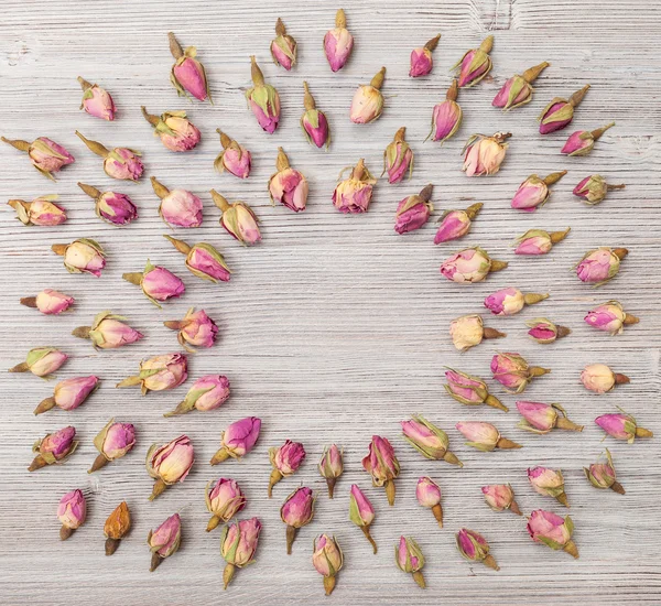 Round frame from pink rose flowers on wooden plank — Stock fotografie