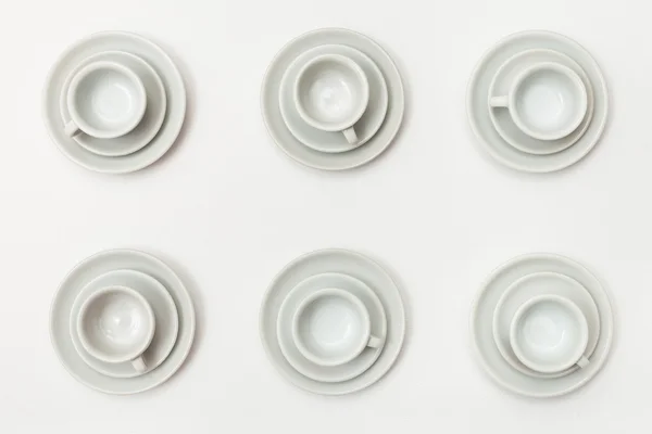 Beyaz üzerine altı beyaz bardak ve tabaklar Üstten Görünüm — Stok fotoğraf