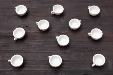 fazla beyaz bardak görünümünün koyu kahverengi tablo üzerinde