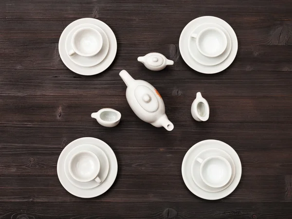 Vista superior do conjunto de chá na mesa marrom escuro — Fotografia de Stock
