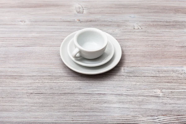 Egy fehér csésze, szürke, barna táblán csészealjak — Stock Fotó