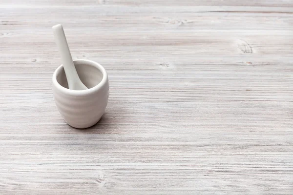 Tasse pour saké avec cuillère sur table en bois brun gris — Photo